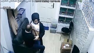 البنت في المحل بتقابل الخول بتاعها وبتطلعله فرده صدرها السمين وماسك  موقع سكس فيها بيديه بيرضع فيها اوي وبيقولها خلي بزك يحنلي وينزل لبن