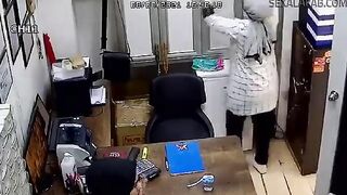 البنت في المحل بتقابل الخول بتاعها وبتطلعله فرده صدرها السمين وماسك  موقع سكس فيها بيديه بيرضع فيها اوي وبيقولها خلي بزك يحنلي وينزل لبن