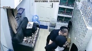 البنت في المحل بتقابل الخول بتاعها وبتطلعله فرده صدرها السمين وماسك  موقع سكس فيها بيديه بيرضع فيها اوي وبيقولها خلي بزك يحنلي وينزل لبن