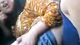 البنت بتقلع الاندر بتاعها وتنزله شويه وبتلعب موقع سكس  في كسها بصباعها وتبعبص فيه اوي بتضرب شسبعه ونص وتنزل لبنها