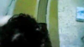 الراجل مطلع زوبره لمراته تمص فيه اوي وهو بيشدها  موقع سكس من شعرها بعنف وبيضرب فيها اوي وزوبره جوه بوقها بتمص وترضع فيه