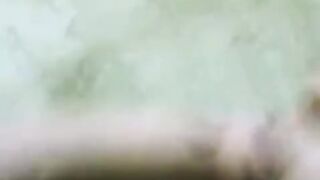 الراجل مطلع زوبره لمراته تمص فيه اوي وهو بيشدها  موقع سكس من شعرها بعنف وبيضرب فيها اوي وزوبره جوه بوقها بتمص وترضع فيه