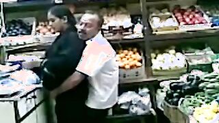 البنت نايمه علي بطنها وصاحبتها فاتحه طيزها بيديها وبتقول صاحبها  موقع سكس الفحل انا فتحالك طيزها اهو يلا دخل زوبرك واركبها وبيدخل زوبره فيها وبيركبها