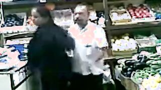 البنت نايمه علي بطنها وصاحبتها فاتحه طيزها بيديها وبتقول صاحبها  موقع سكس الفحل انا فتحالك طيزها اهو يلا دخل زوبرك واركبها وبيدخل زوبره فيها وبيركبها