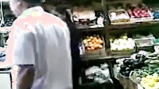 البنت نايمه علي بطنها وصاحبتها فاتحه طيزها بيديها وبتقول صاحبها  موقع سكس الفحل انا فتحالك طيزها اهو يلا دخل زوبرك واركبها وبيدخل زوبره فيها وبيركبها