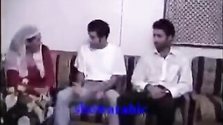 الناس جايه زياره لصحبهم في البيت والبنت عينيها من الشاب ال جي مع اهله وبتحسس موقع سكس  فيه اوي من ورا هي وجنبه من غير محد ياخد باله