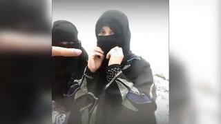 البنتين المنقبين في اوضه واحده مع الفحل بتاعهم مطلع زوبره والبنت بتمصهوله في  موقع سكس بوقها كله والتانيه بتقلع عبايتها بتطلع بزازها يرضعهم لها