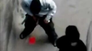 البنت نايمه في حضن جوزها وبيرضع في بزازها الكبيره وهي ماسكه في زوبره بتلعب فيه وبيقولها امسكي بيضاني xnxx xxnxx مصري  شويه وبتمسك فيهم وزوبره بيوقف ويحمبط اوي