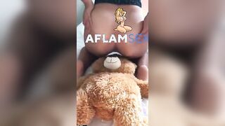 الشرموطه حاطه سكس تويتر  الدبدوب تحتها وبتطلع وتنزل عليه هي وقالعه البنطلون بتاعها وتمشي كسها علي وش الدبدوب وبتحك كسها فيه