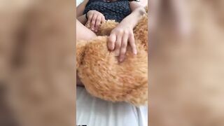 اللبوه ام كس فاتحه رجليها وقاعده عالسرير ماسكه في الدبدوب بتاعها  سكس تويتر وبتحكه في كسها وبتمسك ايد الدبدوب وبتضرب بيه علي كسها