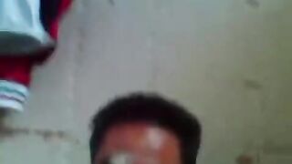 البنت الشرموطه بتنادي علي جوزها وهي نيمه عالارض وبتقعده جنبها تحسس عليه لغتيه مقلع ملط وبينيك  سكس تويتر في كسها هي ونايمه علي  ضهرها وفاتح رجليها وفاشخهالها