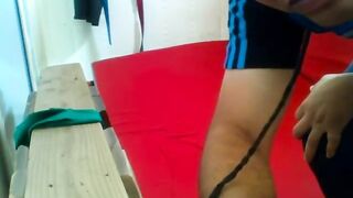الواد الفحل نايم عالكنبه الحمرا ومطلع زوبره وحبيبته راكبه فوقيه وبتحسس  سكس تويتر علي زوبره وتحك كسها فيه اوي وبتبوسه في بوقه
