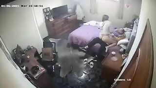 الخول نايم عالسرير ومنزل بنطلونه ومطلطل رجله عالارض منزلها free porn والبنت اللبوه فوق زوبره بتمسكه بيديها وتدخله في كسها وتطلع وتنزل عليه اوي