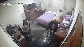 الخول نايم عالسرير ومنزل بنطلونه ومطلطل رجله عالارض منزلها free porn والبنت اللبوه فوق زوبره بتمسكه بيديها وتدخله في كسها وتطلع وتنزل عليه اوي