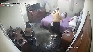 الخول نايم عالسرير ومنزل بنطلونه ومطلطل رجله عالارض منزلها free porn والبنت اللبوه فوق زوبره بتمسكه بيديها وتدخله في كسها وتطلع وتنزل عليه اوي