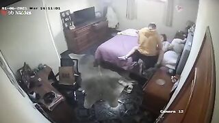 الخول نايم عالسرير ومنزل بنطلونه ومطلطل رجله عالارض منزلها free porn والبنت اللبوه فوق زوبره بتمسكه بيديها وتدخله في كسها وتطلع وتنزل عليه اوي
