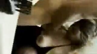 الراجل داخل علي مراته الحمام بيكمل نيك فيها وبتمص في sex movie زوبرعه الكبير وتلحس فيه اوي بحرقه وبيكمل نيك في بوقها وبينزل عشرته في بوقها تشربهم