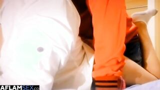 المتناكه الصغيره بتنام عالسرير لصاحبها علي بطنها وهو  www xnxx com بيديه هو وواقف بيحسس علي طيازها وبيمسك فيها اوي وهي لابسه