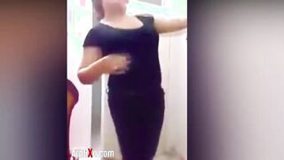 القحبه داخله من الصاله للاوضه النوم بتترقص لجوزها وتميل علي صدره www xnxx com  وتهز في بزازها اوي وبيشيلها يطلعها عالسرير وبينام فوقها يحضن فيها