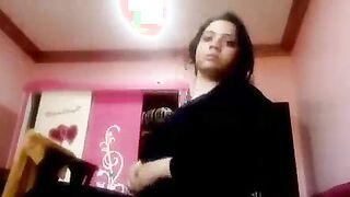 الشرموطه بتلعب في شعرها بيديها هي وعالسرير وبتقلع هدومها كلها براحه اوي وتحسس بيديها علي جسمها وبتلعب  بورن في خرم طيزها من ورا وشغاله تشم في ريحتها وتهيج