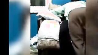 الواد بيدخل علي اخته بيغتصبها وبيفتح كسها بورن لاول مره وهي بتبكي اوي بتصرخ عايزه حد ينجدها منه وهو مش راجمها بينيك فيها اوي