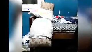 الواد بيدخل علي اخته بيغتصبها وبيفتح كسها بورن لاول مره وهي بتبكي اوي بتصرخ عايزه حد ينجدها منه وهو مش راجمها بينيك فيها اوي