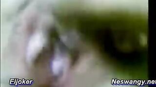 البنت بعد مخلصت نيك من الزبون ال كان معها كسها بيوجعها  بورنو اوي بتفتح رجليها وتبص علي كسها في المرايه بتشوفه مفشوخ اوي وغرقان من لبنه