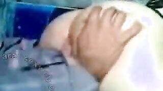 الخول جايب صاحبته ومفلقسه طيزها عليه وهو ماسك طيزها بيديه الاتنينم وشغال يلعب بورنو  فيها وبيفتحها وبيضرب وهي بتق=وله ااه بتوجعنب بق بطل ضرب فيها
