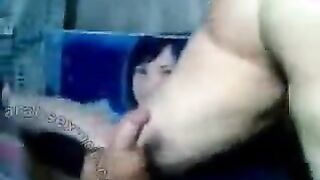 الخول جايب صاحبته ومفلقسه طيزها عليه وهو ماسك طيزها بيديه الاتنينم وشغال يلعب بورنو  فيها وبيفتحها وبيضرب وهي بتق=وله ااه بتوجعنب بق بطل ضرب فيها