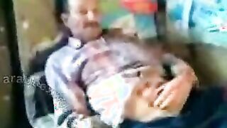 الخول جايب صاحبته ومفلقسه طيزها عليه وهو ماسك طيزها بيديه الاتنينم وشغال يلعب بورنو  فيها وبيفتحها وبيضرب وهي بتق=وله ااه بتوجعنب بق بطل ضرب فيها