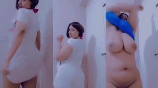 البنت الشرموطه لابسه لبس حلو اوي مقسم جسمها وسابغه شعرها لون احمر وقصير وبتلف في جسمها اوي وتحسس بورنو  عليه بيديها معجبه بيه اوي وبتهيج وتسخن من نفسها