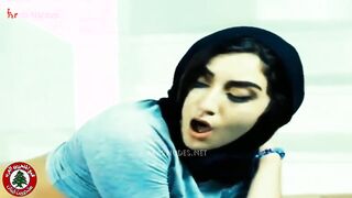 البنت مكفلقسه طيزها لاخوها وبينيك فيها وهو قاعد عالسرير وزوبره بيتحرك في كسها اوي  بورنو وبيضرب علي طيازها جامد بيديه