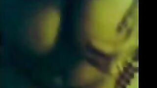 الشرموطه ام حجاب ماسكه زوبر صاحبها وهي لابسه الحجاب بتاعها وبتدخله كله في بوقها بيديها للاخر وبتطلع فيه وزوبره  بورنو كانه بينيك في بةوقها وبيفشخلها فيه