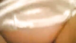الشرموطه بعد مخلصت رقص وهز في جسمها تعبت وقعدت  سكس جوردي عالارض فشخت رجليها وبتلعب في كسها بتضرب سبعه ونص وتنتر لبن كسها عالارض