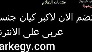 الشرموطه بقميصها  سكس جوردي الاحمر نايمه في حضن عشيقها وهو المتناك بيلف يديه حوليها وبيلعب في طيزها وبيحسس عليها اوي بيديه