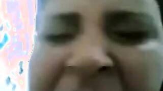 البنت الحيحانه ةفي الحمام قالعه خالص وماسكه  سكس جوردي علبه الشامبو هي وواقفه بتدخلها في كسها وتطلعهال وجسمها مولع من سخونتها