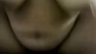 المتناكه جوزها  سكس جوردي نايم فاتح رجله وقالع لمراته الشرموطه ملط وقاعده مدخله زوبره وهي فوقيه في كسها وتدخل وتطلع فيه