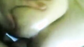 الراجل ماسك طيز مراته مزفلتها بالزيت كلها ومخليها تلمع وبيفتحها بيديه الاتنين ومدخل سكس جوردي  زوبره براحه وشغال ينيك فيها ويدخل ويطلع وهي مفلقسه طيزها لفوق اوي ورفعها