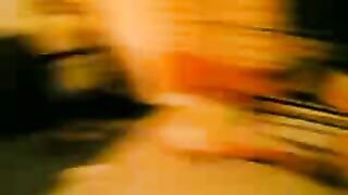 البنت الشرموطه فاشخه رجل اختها ومركبه لنفسها زوبر سكس جوردي  صناعي وبتنكته في كس اختها المتناكه وشغاله تنيك في كسها اوي وتمسك بيديها ترفعها لفوق