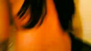 البنت الشرموطه فاشخه رجل اختها ومركبه لنفسها زوبر سكس جوردي  صناعي وبتنكته في كس اختها المتناكه وشغاله تنيك في كسها اوي وتمسك بيديها ترفعها لفوق