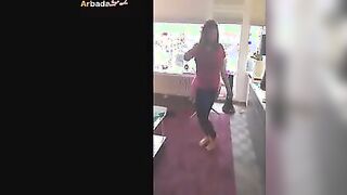 البنت الشرموطه عند صديقها في شقته وقاعدين في الصاله فاتحه التلفزيون علي اغاني بترقص جسمها  سكس جوردي عليها وتهز فيه اوي وبتقوله اتكيف من رقصي ومحزمهخ نفسها بشريط احمر