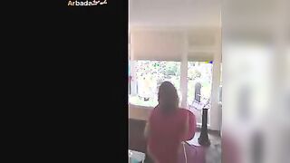 البنت الشرموطه عند صديقها في شقته وقاعدين في الصاله فاتحه التلفزيون علي اغاني بترقص جسمها  سكس جوردي عليها وتهز فيه اوي وبتقوله اتكيف من رقصي ومحزمهخ نفسها بشريط احمر