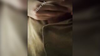البنت المتناكه بتتفرج علي تلفونها علي فيلم سيكس ومهيجه نفسها عالاخر  سكس جوردي وبتميل في جسمها وماسكه طيازها الاتنين بيديها تحسس عليها