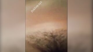 البنت المتناكه بتتفرج علي تلفونها علي فيلم سيكس ومهيجه نفسها عالاخر  سكس جوردي وبتميل في جسمها وماسكه طيازها الاتنين بيديها تحسس عليها