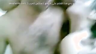 الواد جايب صاحبته الشقه علشان  سكس كلاب  ينيكها واتفاجات انه عازم صاحبه عليها والاتنين بيدخلو يمسكوها وبيكتفوها وينيكو فيها سوا وهي خايفه