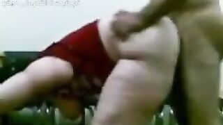 الشرموطه فاتحه رجلها اوي وهي عالكنبه وبتدخل الخياره في كسها وتطلع فيها وجوزها الفحل خرج من الاوضه ليها  سكس كلاب  عريان ورفع رجليها علي كتفه ومدخل زوبره الكبير في كسها مكان الخياره وشغال فيها نيك ورزع