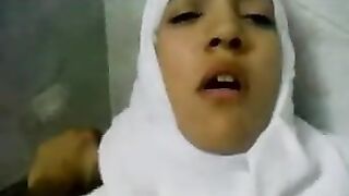 البنت الشرموطه طالبه في الجامعه دخلت الحمام  سكس كلاب  بالمستر بتاعها بينيكها اوي وهي متكيفه وهايجه خالص معاه وبتتوج ولم نزل لبنه نزله علي بطنها