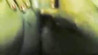 الشرموطه نايمه عالارض سكس كلاب   بالكاش مايوه الاصفر بتاعه وكسها بياكل فيها قامت تلعب في كسها بصباع ايدها وتحك فيه اوي