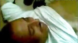 اخويا العرص دخل اوضتي انا سكس كلاب   ونايمه عريانه وفتح النور يتفرج علي جسمي الابيض وقلع ركب فوق مني وشغال فيا نيك اوي