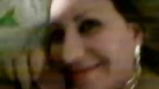 الشرموطه نايمه عالسرير من غير هدومها وبجسمها الابيض ملبن  سكس كلاب  جوزها نايم فوقيها وكاتم نفسها وبيدخل زوبره في طيزها الضيقه وبينيك فيها براحه اوي